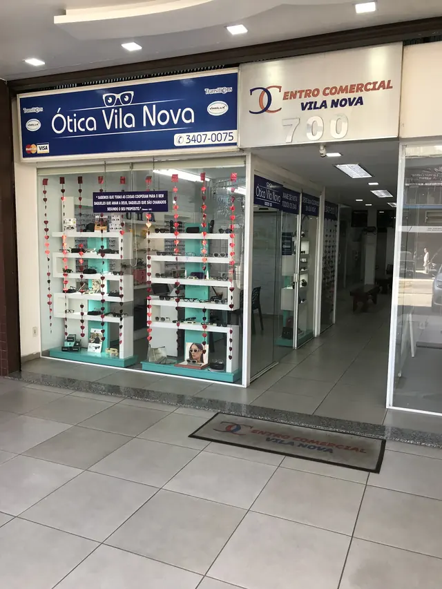 Entrada da Ótica Vila Nova com vitrine de armações
