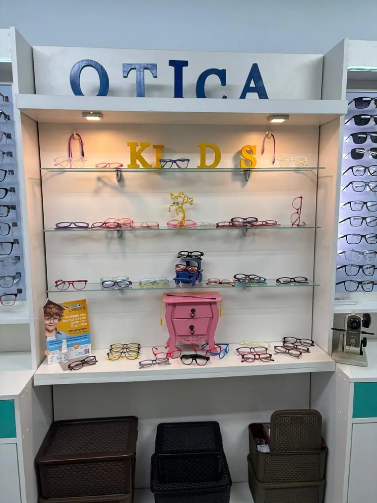Vitrine de óculos infantis da Ótica Vila Nova